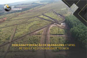 Vista aérea de área de descaracterização de barragem com trabalhos de terraplenagem do Grupo Toniolo