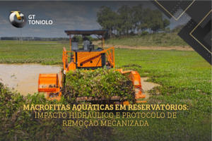 Escavadeira anfíbia do Grupo Toniolo removendo macrófitas aquáticas em reservatório