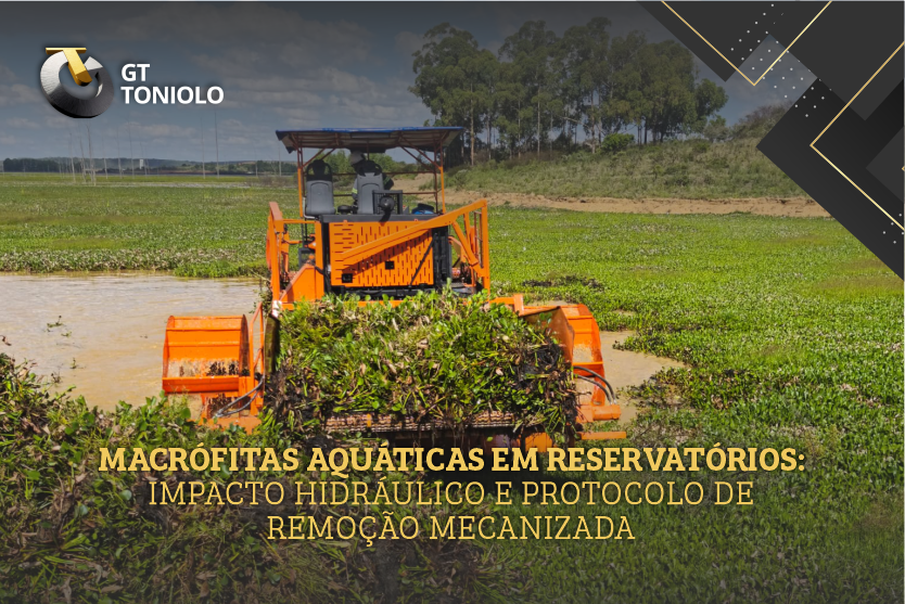 Escavadeira anfíbia do Grupo Toniolo removendo macrófitas aquáticas em reservatório