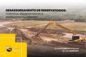 Escavadeira do Grupo Toniolo realizando desassoreamento em reservatório