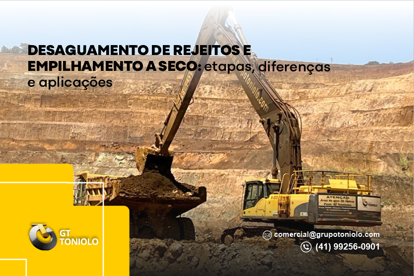 Escavadeira anfíbia do Grupo Toniolo em operação de desaguamento de rejeitos e empilhamento a seco